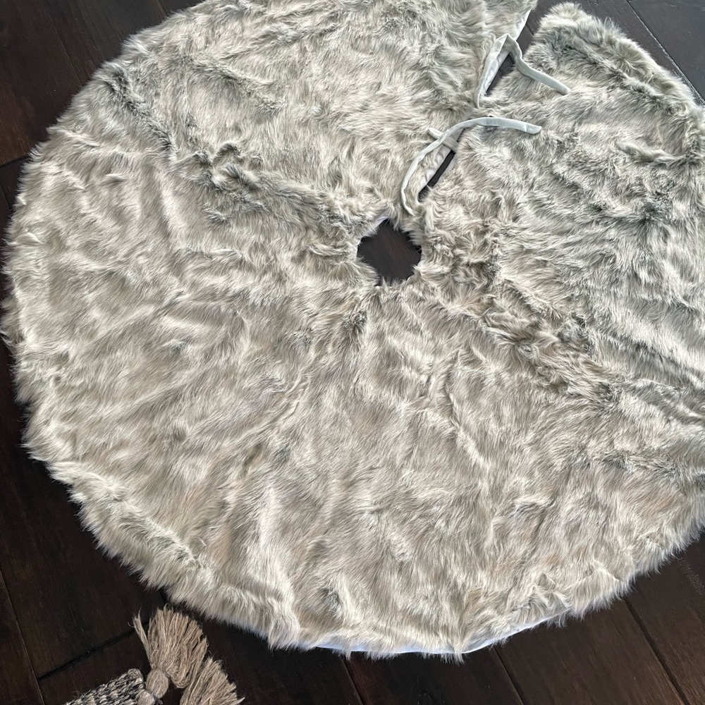 48” faux fur tree skirt - like new